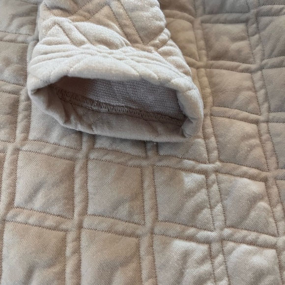 Tuckernuck Tnuck Sport cream sandy colored Quilted Funnel Pullover. - Picture 8 of 11